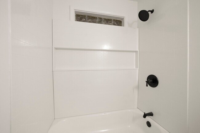 Building Photo - 512 Maier Dr