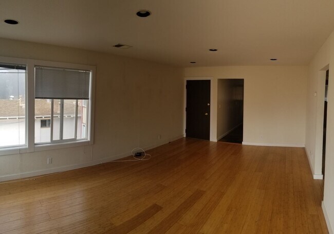 Building Photo - Stylishly Updated 2-Bedroom in Oakland