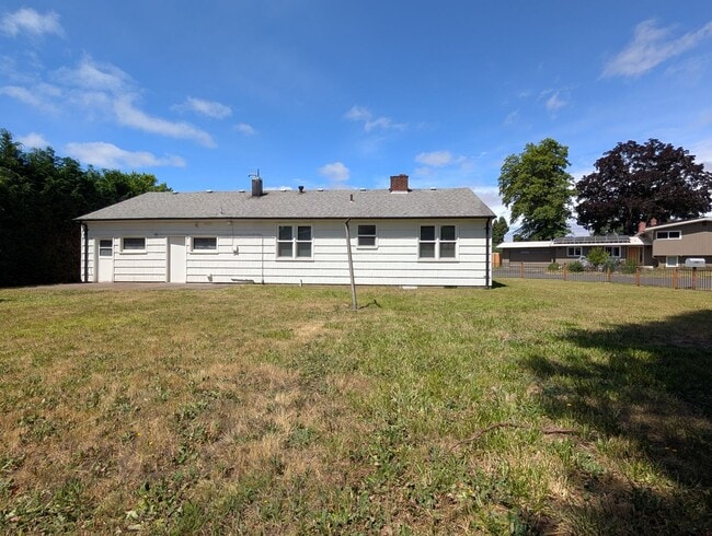 Building Photo - Nice 3 bed/1 bath with large backyard and ...