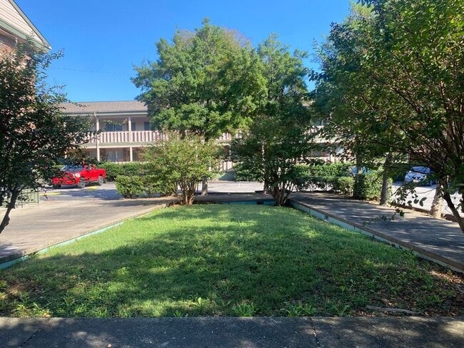 Building Photo - FULLY REMODELED West End Condo!  Convenient to everything!