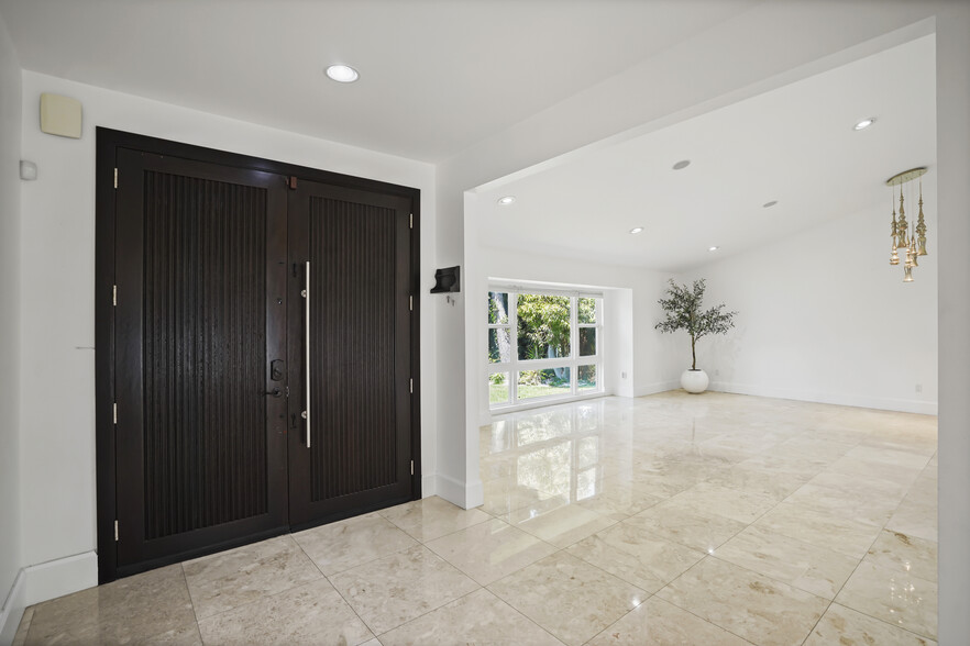 Building Photo - 16544 Park Lane Dr