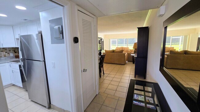 Building Photo - 3150 N Palm Aire Dr