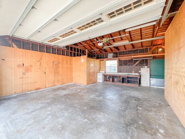 Building Photo - Los Alamitos 4 Bed 2 Bath House - 2 Car Gar - Wood Flooring - Huge Yard - Cute!!!