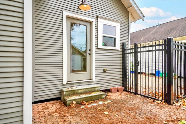 Building Photo - 617 Aurora St