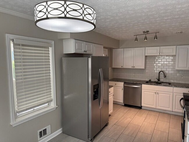 Building Photo - Updated 3 Bedroom/2 Bath Bungalow in Great...
