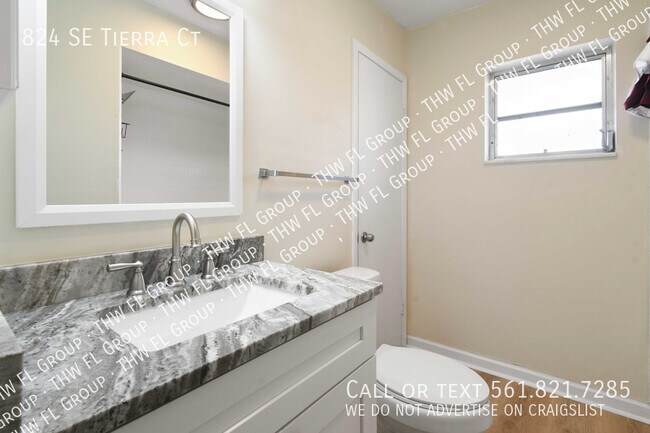 Building Photo - 824 SE Tierra Ct