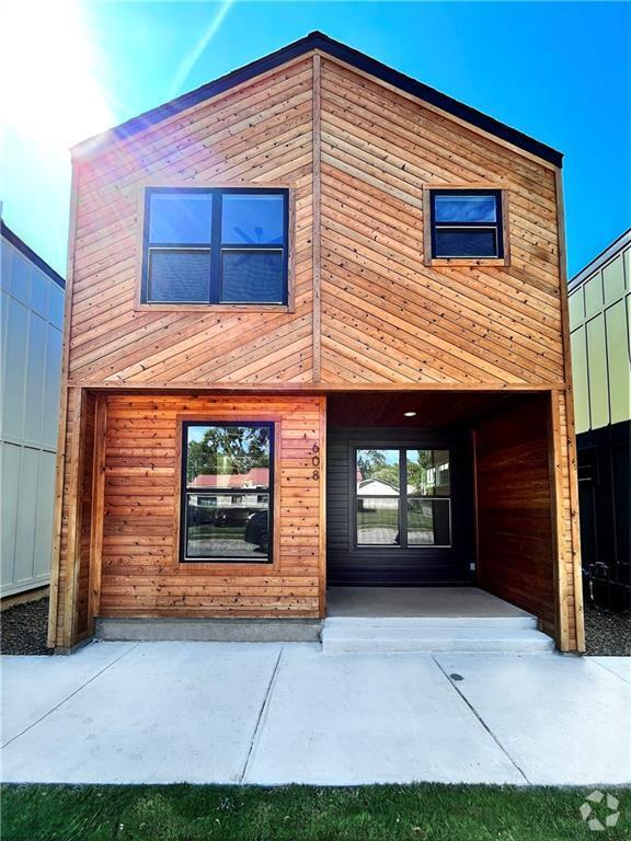 Building Photo - 608 N 6th St