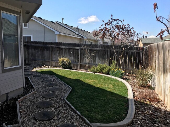Building Photo - Adorable Well-Cared-For Duplex w/ Garage &...
