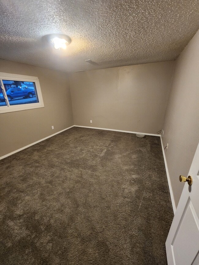 Building Photo - 1625 N Algona St