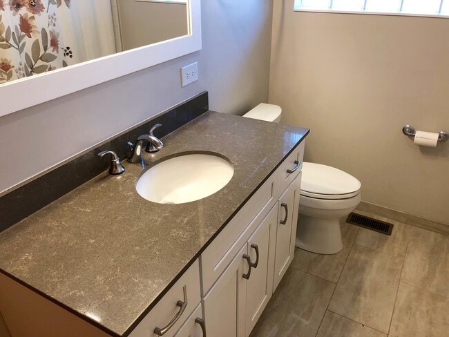 Building Photo - Updated 3Bed/2Bath Home For Rent Brookfield! 2 Car Attached Garage