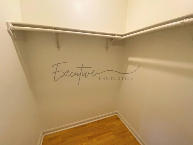 Building Photo - Updated 2-Bed Townhouse Steps from McNeese...