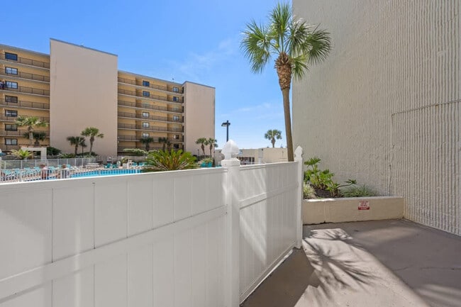 Building Photo - 8817 S Thomas Dr