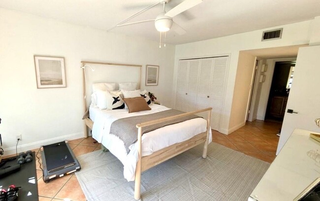 Building Photo - 3100 N Palm Aire Dr