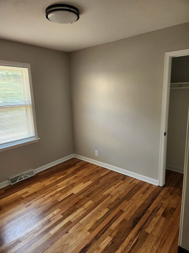 Building Photo - 3/2/1 Newly remodeled Plattsmouth house!