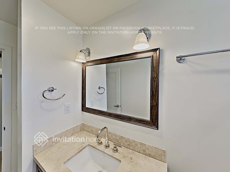 Building Photo - 1117 E Alameda Dr