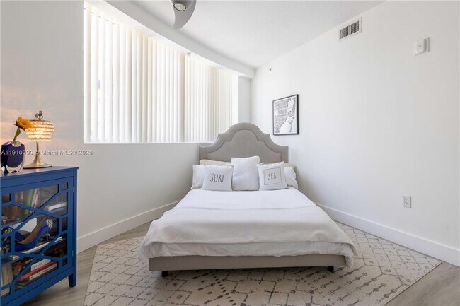 Building Photo - 6580 Indian Creek Dr