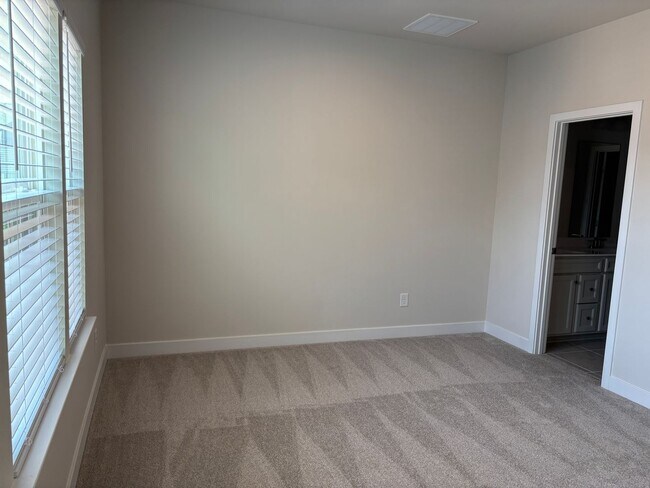Building Photo - Pristine, move-in ready Townhome located i...