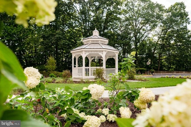 Building Photo - 307 Yoakum Pkwy