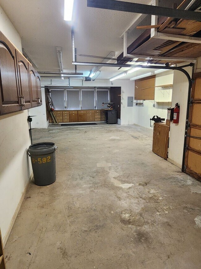 Building Photo - **AVAILABLE IN JUNE ** Landings Executive 3 Bedroom home