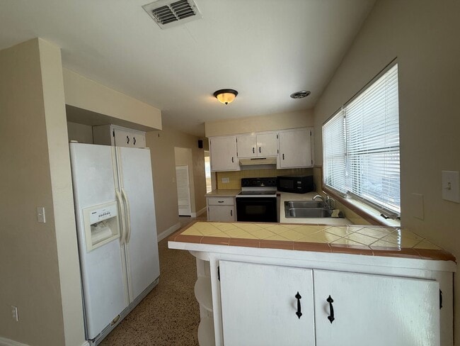Building Photo - Tyrone single family home 2/1