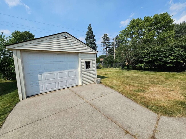 Building Photo - 3 Bedroom Brick Ranch, Updated Kitchen with Granite Countertops, Stainless-Steel Appliances, Hard...