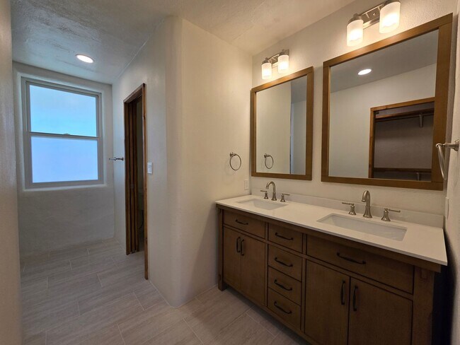 Building Photo - 802 Agua Fria St