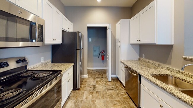 Building Photo - Second Floor Front View 2 Bedroom in a Gated Community!