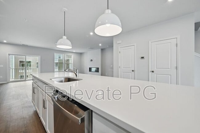 Building Photo - 636 Brookwood Glen Terrace