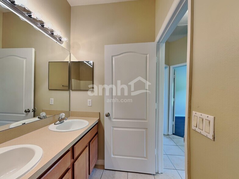Building Photo - 3112 Dasha Palm Dr