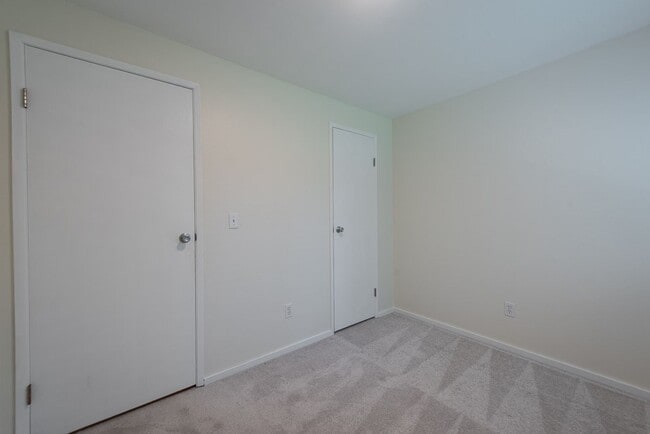 Building Photo - Peaceful neighborhood setting within walki...
