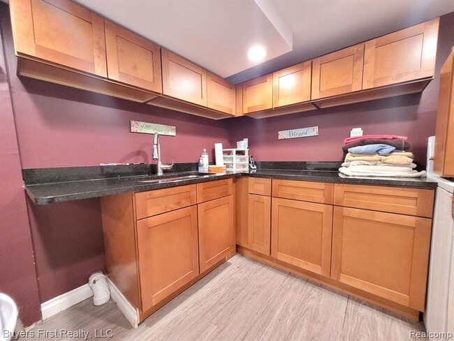 Building Photo - Newly Renovated 7BR – Modern Kitchen + Bath