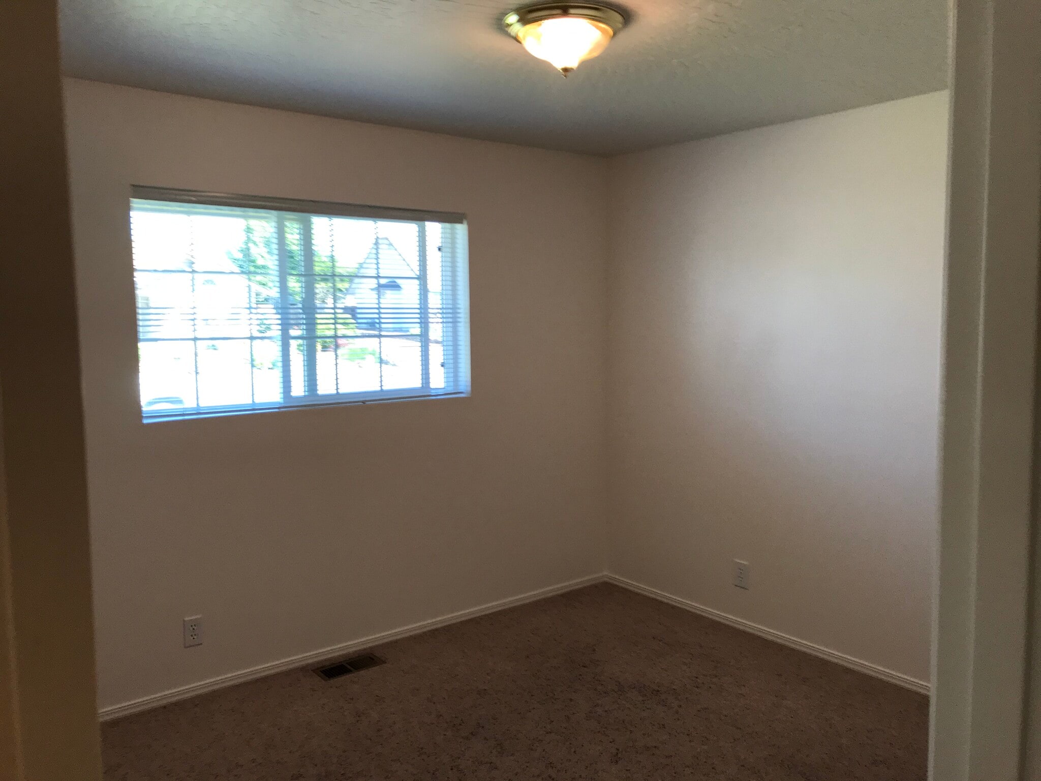 Building Photo - 1090 Cedar Ct