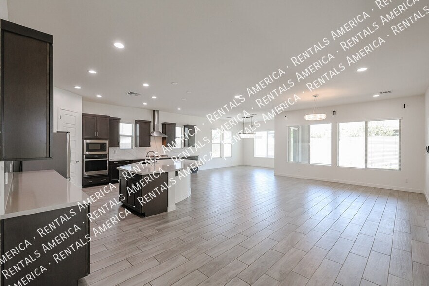Building Photo - 1530 E San Carlos Way