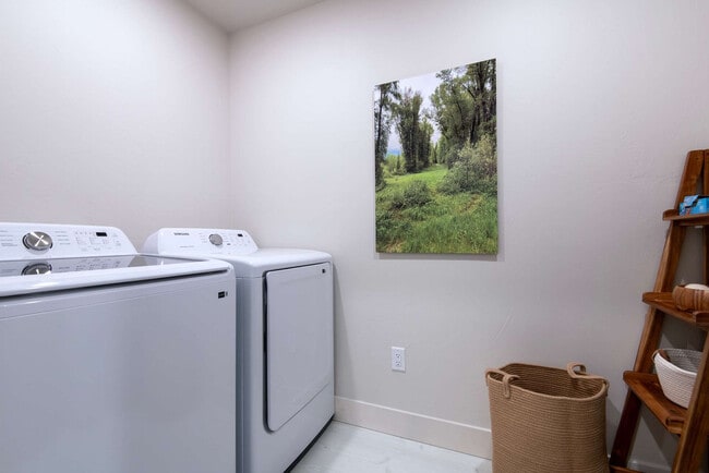 Building Photo - 690 Stone Peak Lp