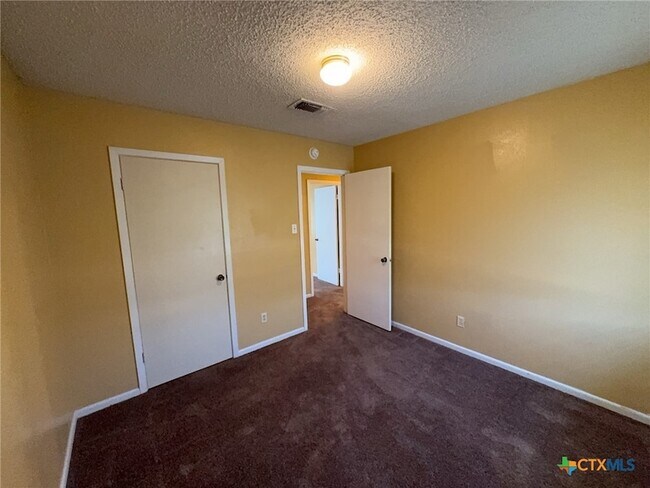 Building Photo - 820 Michelle Dr