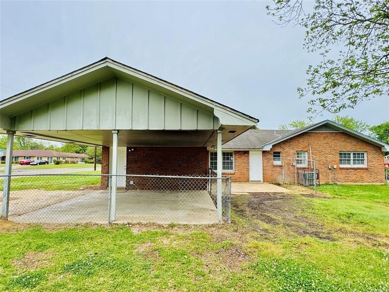 Building Photo - 502 Adler Dr