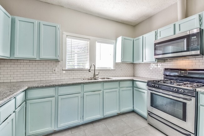 Building Photo - Comfy 3 Bedroom Home Complete Rennovation!...