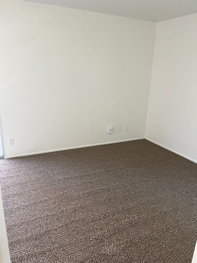 Building Photo - Single story 4 bedroom