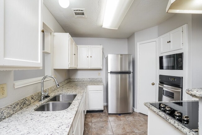 Building Photo - 6862 Heather Hollow Dr