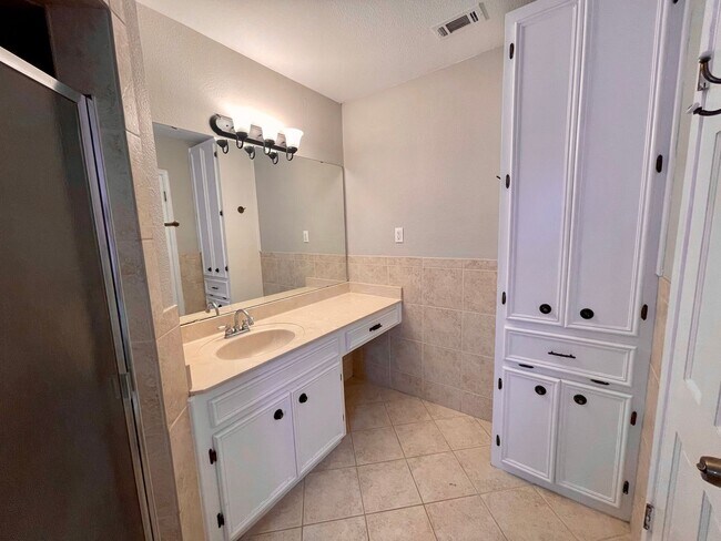 Building Photo - 6510 Daisy Dr