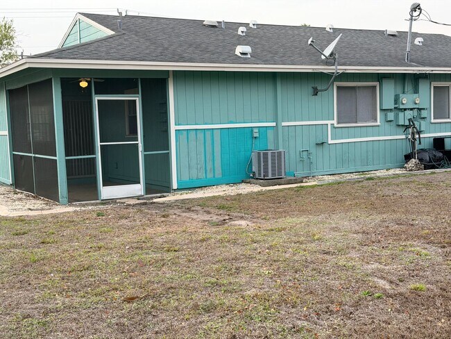 Building Photo - 2 Bedroom 1 Bath Duplex In Cape Coral