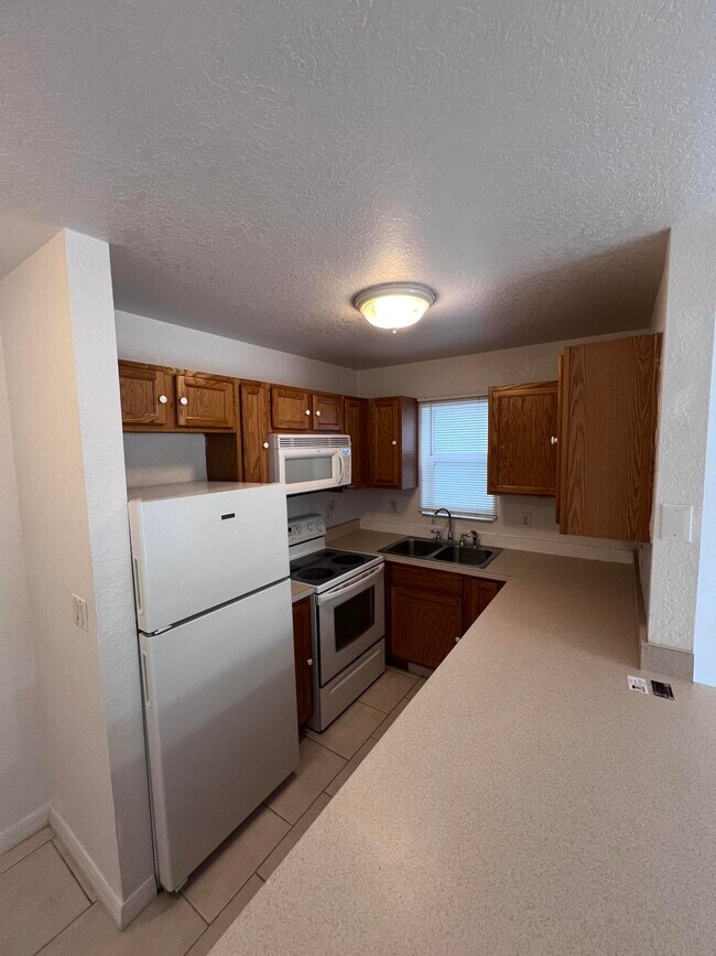 Building Photo - 220 Columbia Dr