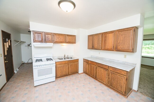 Building Photo - 3 bed 1 bath Duplex in Portage