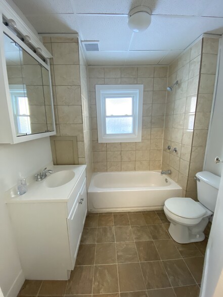 Bathroom - 116 Parce Ave