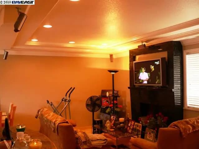 Building Photo - 5134 Elmwood Ave