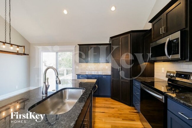 Building Photo - 811 S Sunset Ln