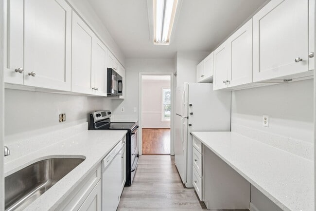 Building Photo - Wonderful, 4 level Arlington Brick townhome!
