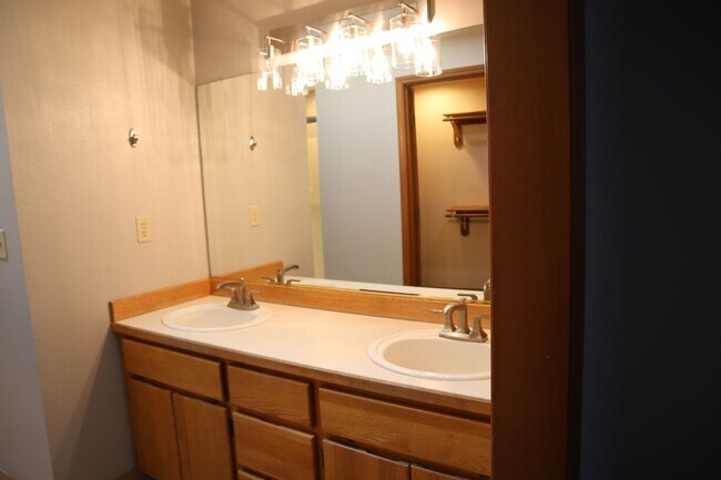 Building Photo - 1508 SE Solomon Loop