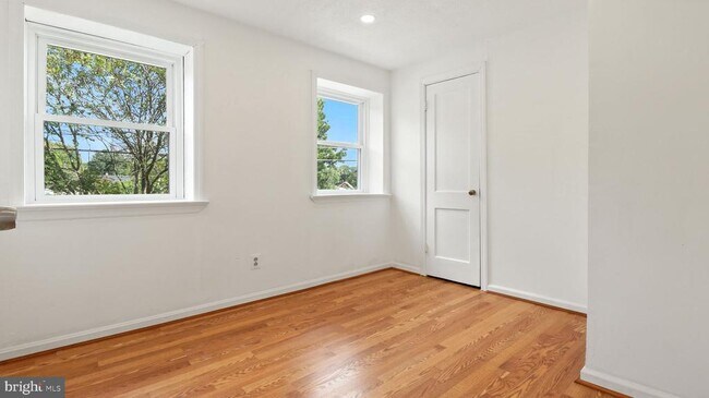 Building Photo - 6911 Arlington Blvd