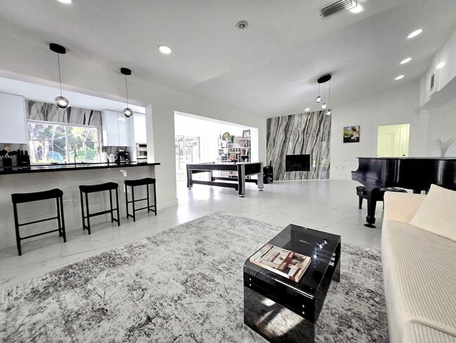 Building Photo - 12231 Areaca Dr